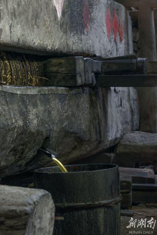 木楔打进去，油被挤出来