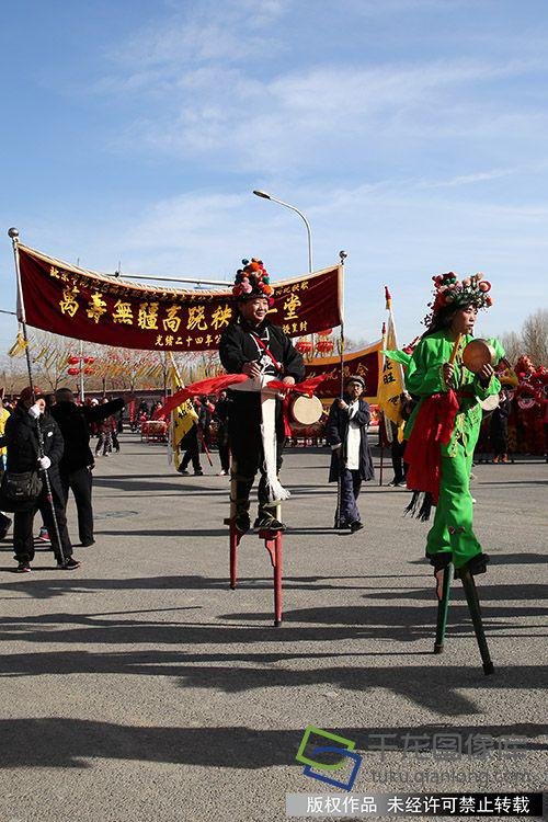 图为高跷秧歌表演（图片来源：tuku.qianlong.com）。千龙网记者 万小军摄