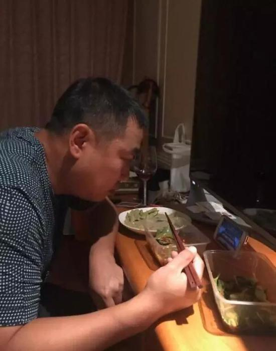 刘国梁用手机看全运会上弟子们的比赛