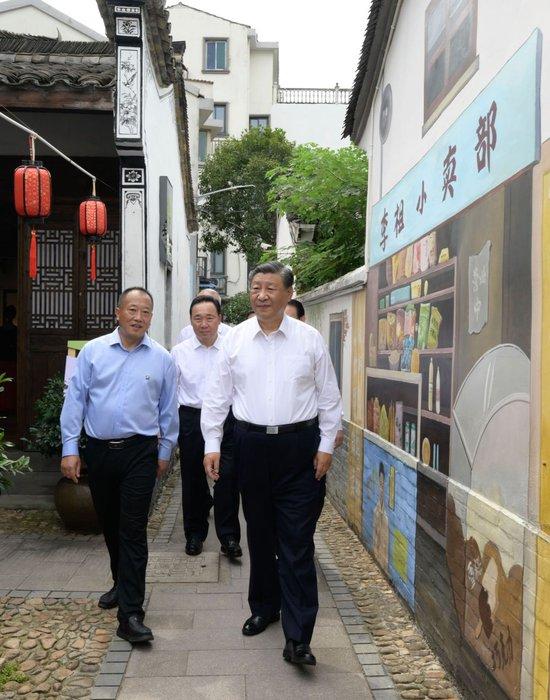 20日上午,习近平在金华市义乌市后宅街道李祖村考察。