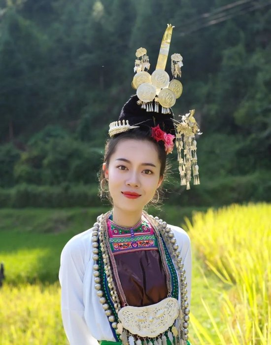 身着民族服饰的潘迎香（图片源自网络）