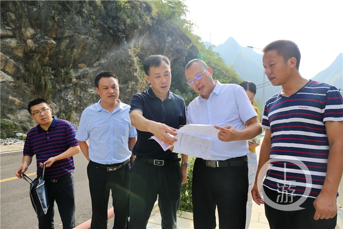 　△张志强（中）在宁厂镇巡河。谢道玖&nbsp;摄