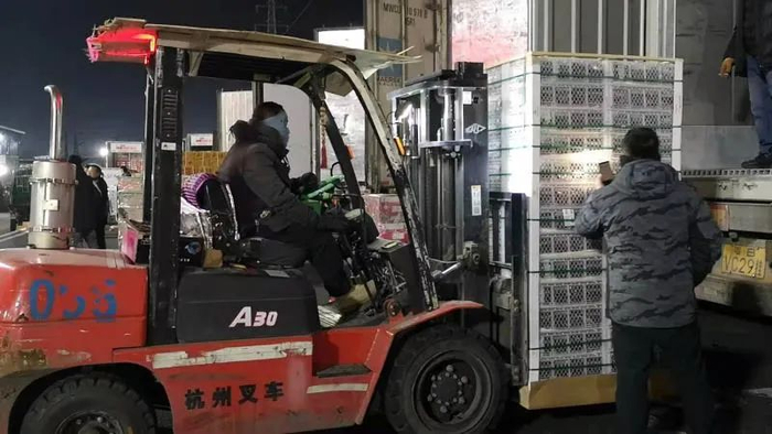 凌晨的新发地，一位批发商正在验收刚刚到货的海运车厘子。图/余源 摄