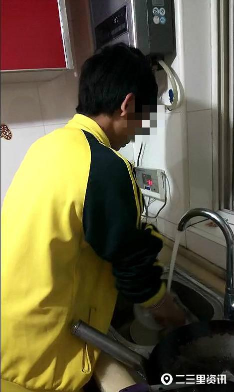 小盛帮妈妈洗碗&nbsp; &nbsp;本文图片均为华商报-二三里资讯&nbsp; 图