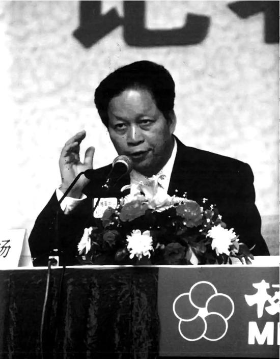 　　1997年9月16日，肖扬在中国共产党第十五次全国代表大会记者招待会上就“依法治国，建设社会主义法治国家”回答记者提问。