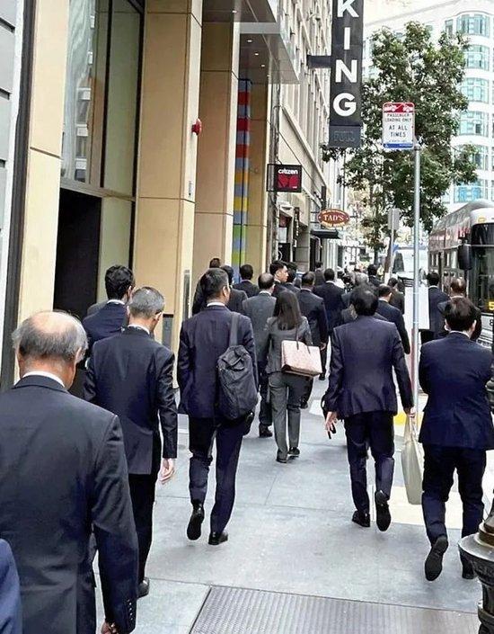 当地时间2023年11月16日,岸田文雄一行漫步旧金山街头