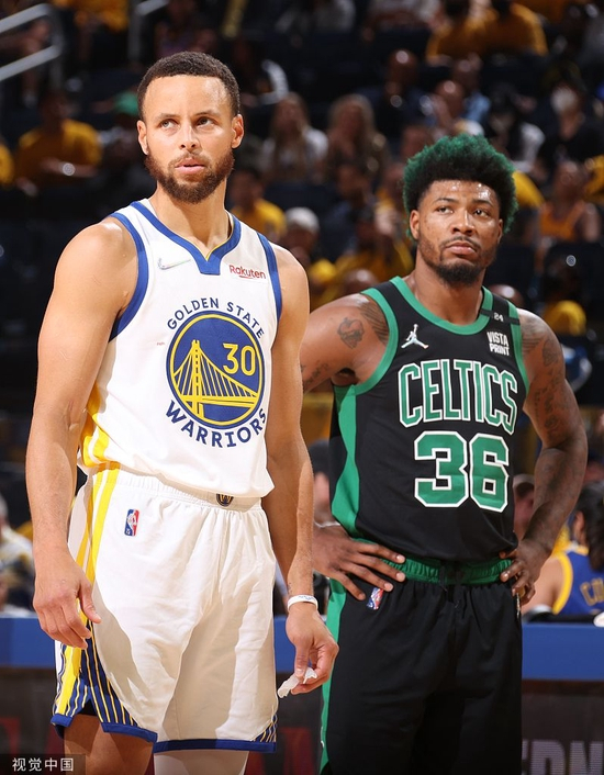  斯马特（右）的眼里都是库里。