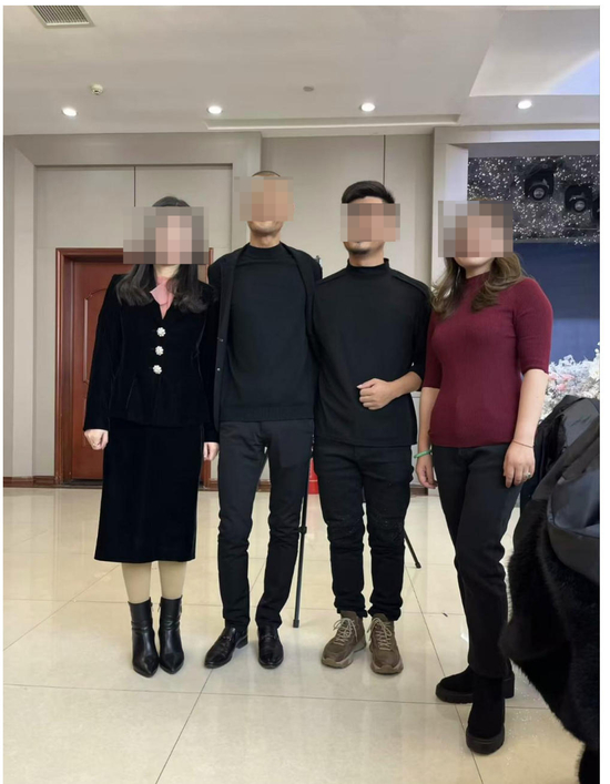 ▲原告张女士（右）和网红主播王某强（左二）等人合影 受访者供图