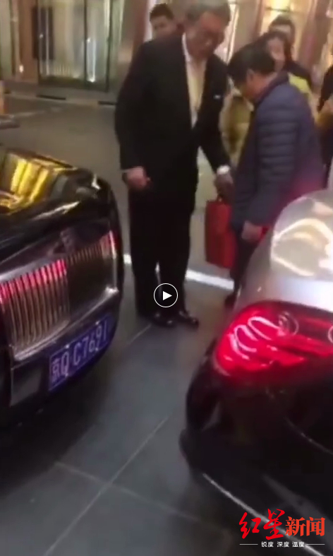 　事故现场，两辆豪车相撞引围观