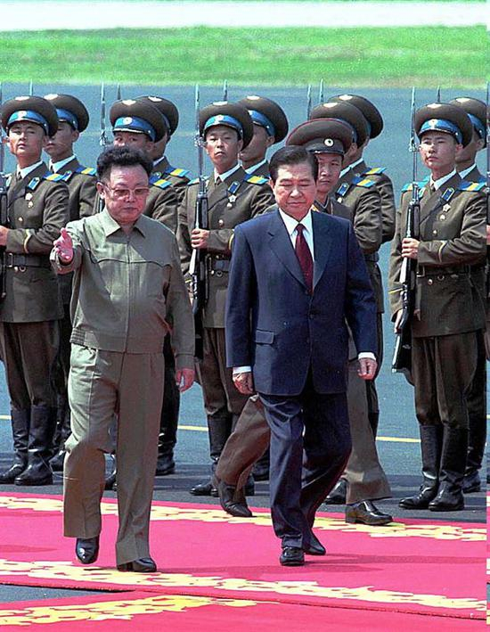 2000年，金大中检阅朝军仪仗队