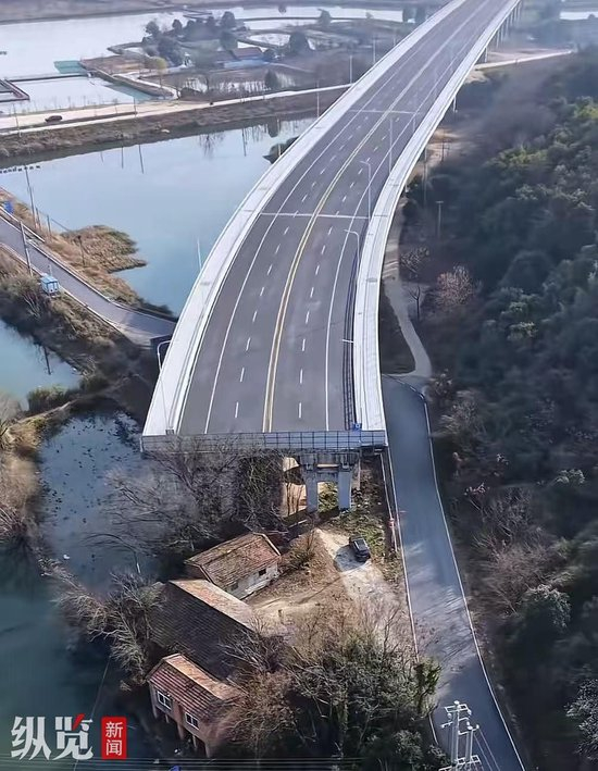 视频显示一条高架桥成“断头桥”。（来源/视频截图）