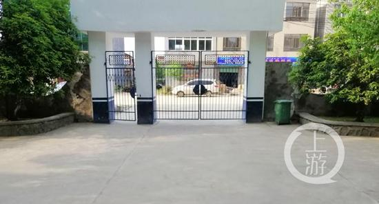 柯早香就是在派出所这个院里倒地。受访者供图