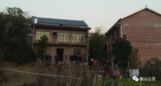 （命案现场，先期抵达的民警拉起了警戒线）