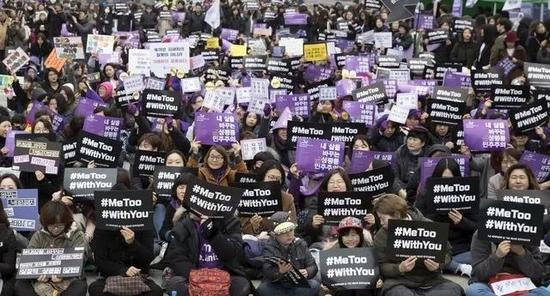 △ 2018 年 3 月 4 日，在首尔光华门广场举行的 MeToo 运动集会活动。图片来源 | 韩民族新闻