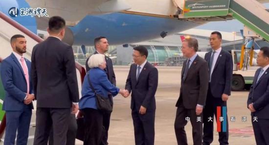  4月4日，耶伦抵达广州时，背着她的斜挎包与中国财政部副部长廖岷握手 图：玉渊谭天