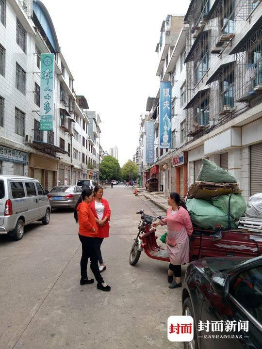 案发现场附近的居民在讨论案情，她们说，当时如果不是警方来抓人，还不知道这里发生了命案。