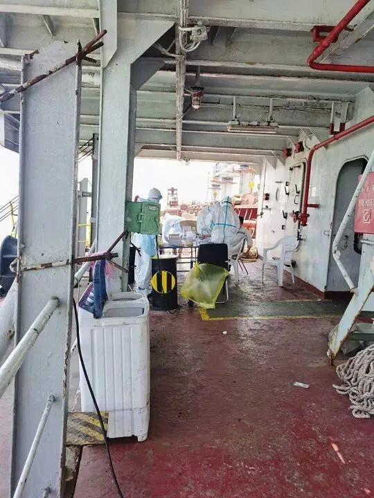 工作人员登船为船员做核酸检测 图片来源：受访者供图