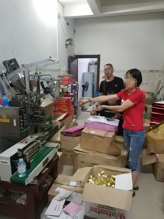 案件当事人之一（右）在位于广西南宁的自建房内指认假药加工现场。受访者供图