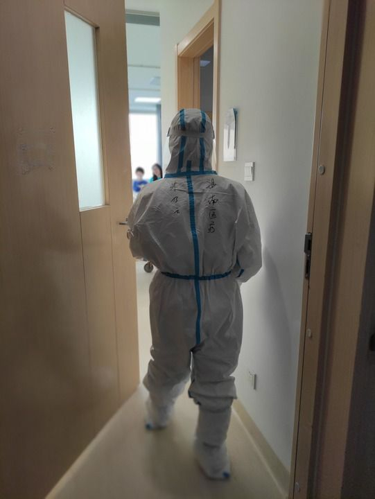  华亭方舱医院关舱后，海南援沪医疗队队员朱乃云转战嘉定区一家定点医院。（受访者供图）
