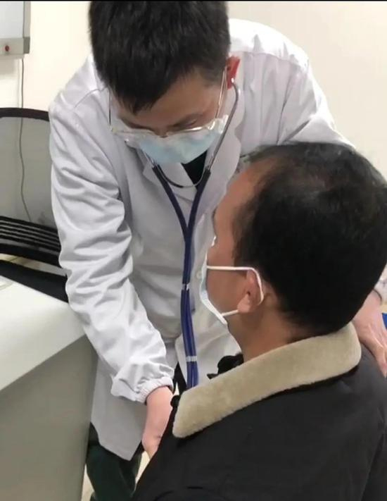 　戴建义医生为杨轩新进行复查。受访者供图