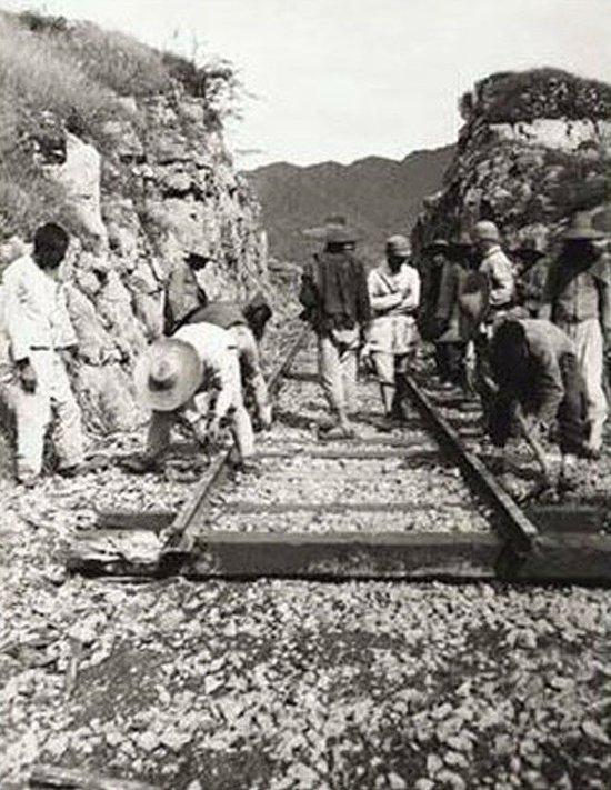 这是八路军和民兵破袭正太铁路(中国照片档案馆馆藏)。