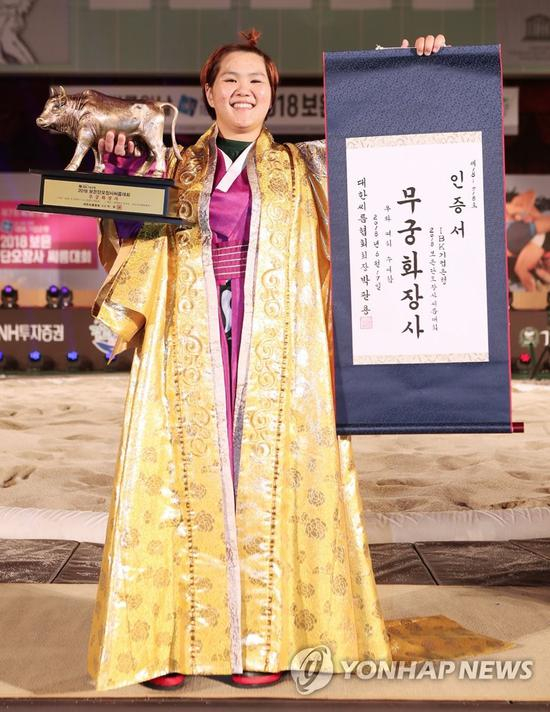  图为参加摔跤比赛的韩国女选手。（韩联社）