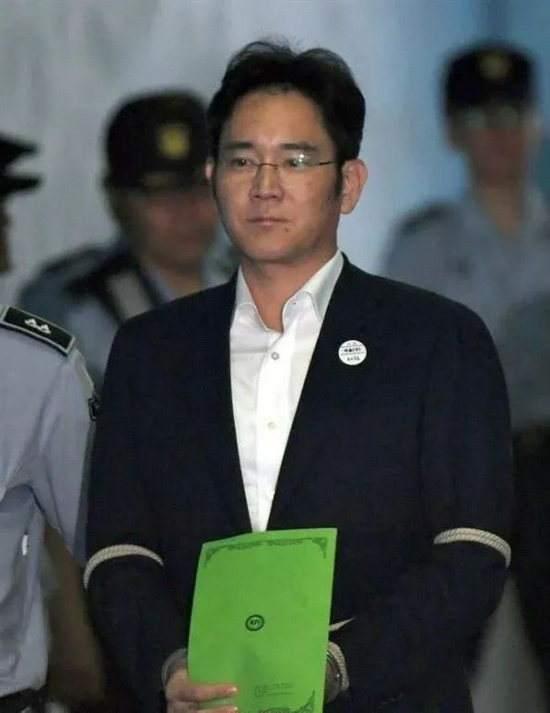  李在镕被押送至法院进行审讯。