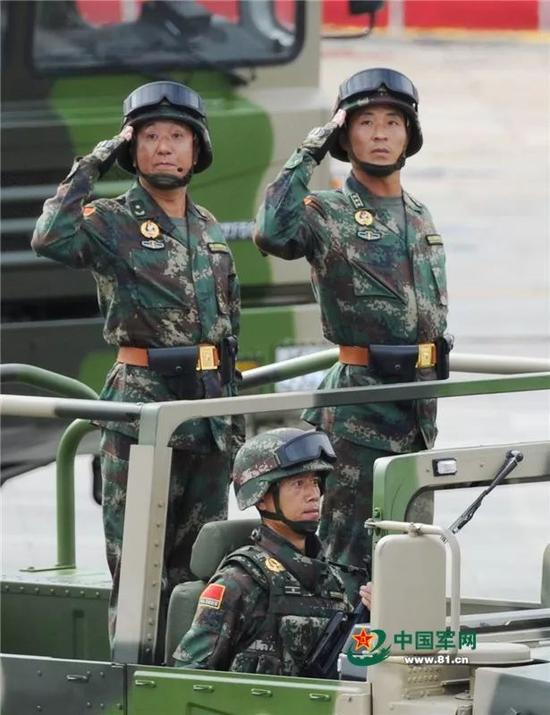 薛今峰少将（左）