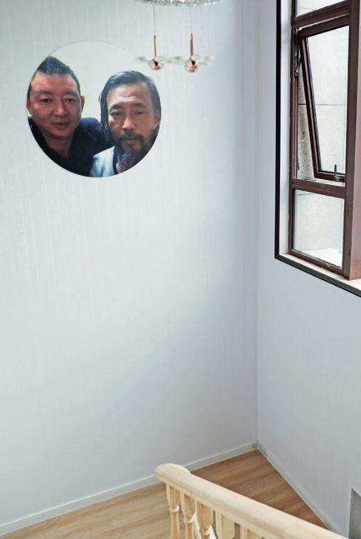 　　沈巍曾经栖身的网红宾馆就在杨高南路地铁站出口旁边，走进大厅朝楼梯上望过去，网红宾馆的老板跟沈巍的合影照片被安放在墙面的正中央。&nbsp;摄影/本刊记者 董洁旭