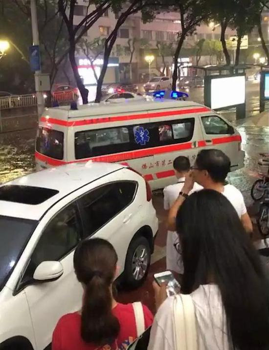 事发地点位于佛山禅城区汾江中路花园购物广场正门公交站。 南方都市报 图