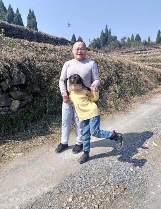 　　↑谈及在魏永康的教育方面有没有什么遗憾时，曾学梅说：我很遗憾，网上都是炒些生活方面的小事，全是丑化永康的。但关于老师和学校对永康的关心，却从来没有一个真实的反映。