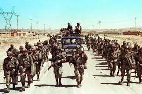 （玻利维亚政府军武力镇压罢工）