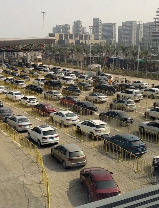 海南离岛小车严重拥堵:有人排14小时上船,多名新能源