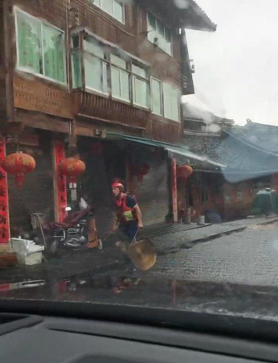 救援队员敲锣提醒居民撤离。 图/受访者提供