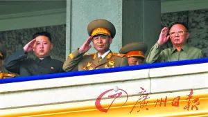  ·金正恩（左）和金正日（右）