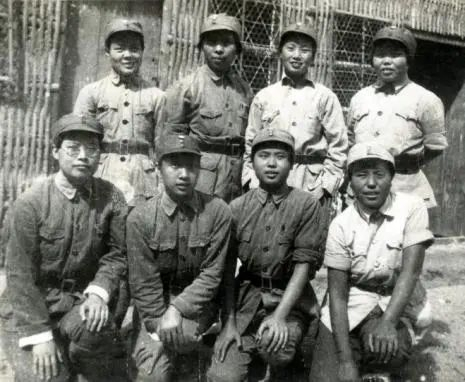 　新四军皖南女兵合影，后排右一为唐求