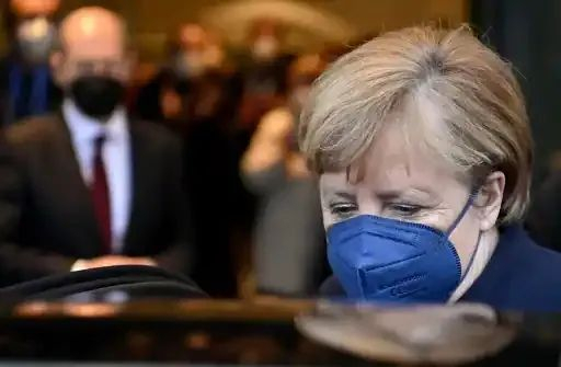 朔尔茨目送默克尔离开。图源：wionews