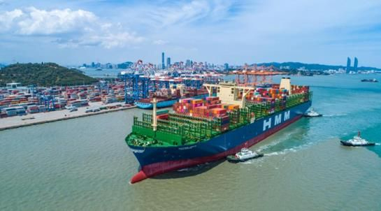 全新一代集装箱船“现代格但斯克”轮缓缓停靠在厦门海沧港区。福建省港航中心供图