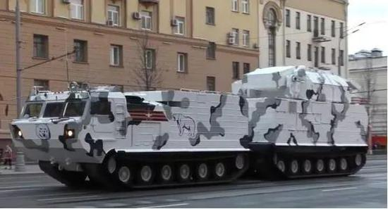DT-30PM极地全地形车牵引的“道尔-M2DT”自行防空导弹系统。