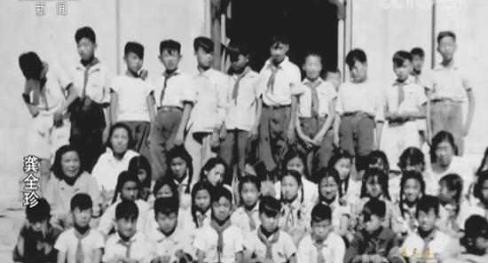 △龚全珍和学生们的合影