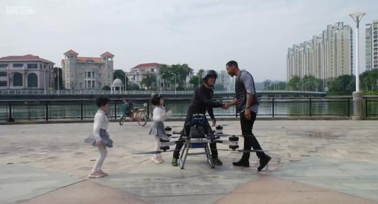  （BBC记者恭喜赵德力完成飞行，报道截图。）