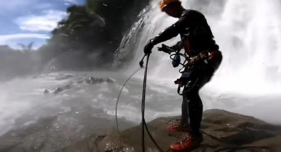  樊黔在离瀑布十米的地方进行救援，巨大的水花不断打在身上。受访者供图。