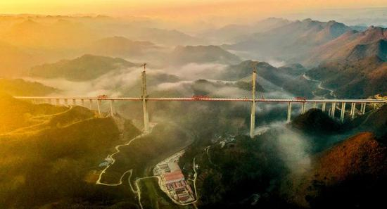 1月18日，由贵州桥梁集团承建的都（匀）安（顺）高速公路云雾大桥成功合龙杨文斌摄