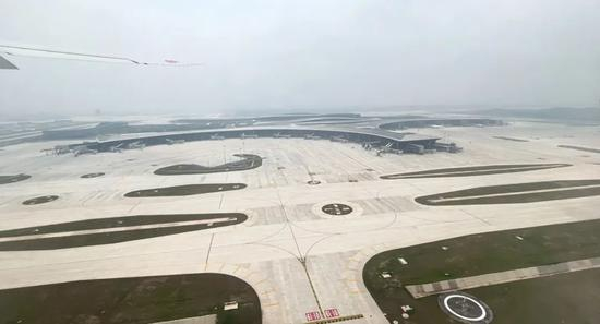 国航在成都天府国际机场成功首航。