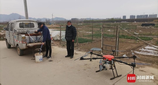 　于江在操作无人机喷洒农药（受访者供图）