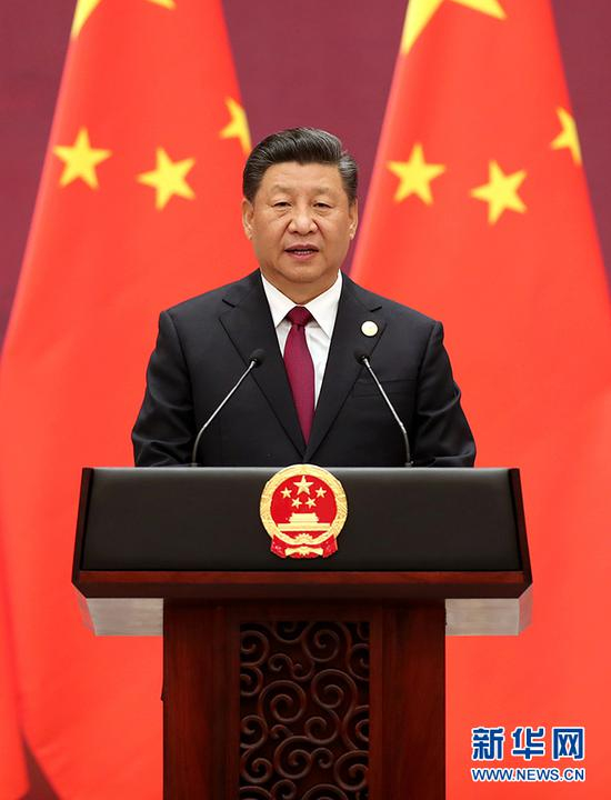 　　4月26日，国家主席习近平和夫人彭丽媛在北京人民大会堂举行宴会，欢迎出席第二届“一带一路”国际合作高峰论坛的外方领导人夫妇及嘉宾。这是习近平发表致辞，代表中国政府和中国人民热烈欢迎各位嘉宾。 新华社记者 黄敬文 摄