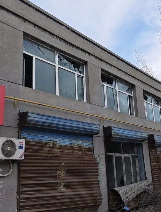 尔甲亥村村内房屋的玻璃窗被震碎。上游新闻记者 沈度 摄