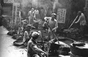 祖国后方为志愿军赶制炒面。