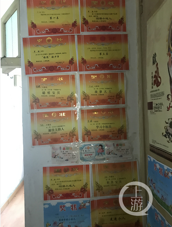 ▲罗棋的卧室门口贴满了曾获得的各种奖状。摄影/上游新闻见习记者 肖鹏