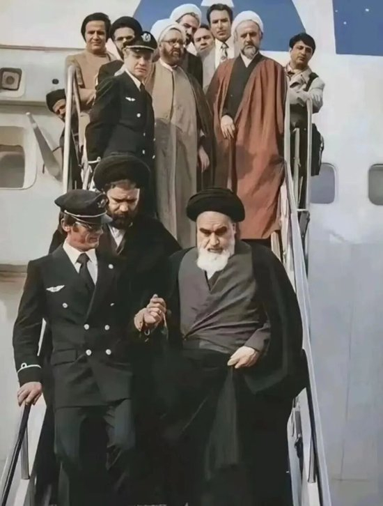 1979年2月1日，法国政府派专机将77岁的霍梅尼送回伊朗——法航机长莫伊搀扶霍梅尼下飞机，以示法国对伊朗建立共和的支持